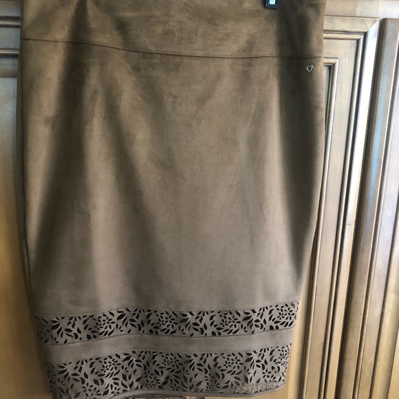 Size large, color tan suede. Brand Thalia - Picture 5 of 5